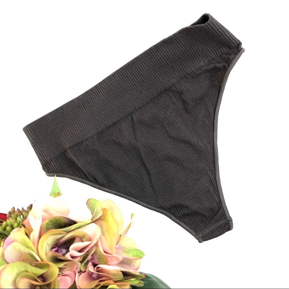 NWOT SKIMS Stretch Rib Thong